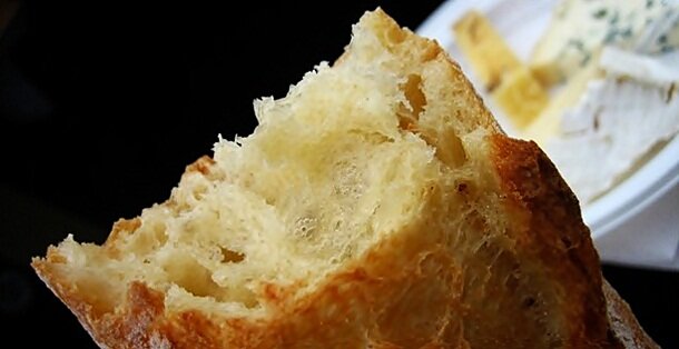 Зачерствевший хлеб можно успешно «освежить», обернув ломтики влажной салфеткой и нагревая в микроволновке в течение 10 секунд на полной мощности. При необходимости операцию можно повторить до достижения желаемой мягкости хлеба.