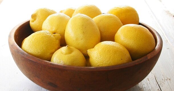 Представьте, можно сделать лимоны или лаймы более сочными и легко «выжимаемыми», поместив их в микроволновую печь на 10-20 секунд на высокой мощности. Затем нарежьте лимоны, положите в соковыжималку и вы будете удивлены, насколько более сочными, чем обычно, они окажутся.