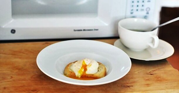 Вы можете приготовить замечательные яйца-пашот в микроволновке, разбив яйца в специальную чашу с кипящей водой и капелькой белого уксуса. Необходимо вставить в желток пару зубочисток, накрыть чашу пищевой пленкой и только после этого поставить все в микроволновку. Блюдо готовится на максимальной мощности в течение 30 секунд. После этого яйцо осторожно поворачивают и повторяют операцию в течение 20 секунд, достигая полной готовности продукта.